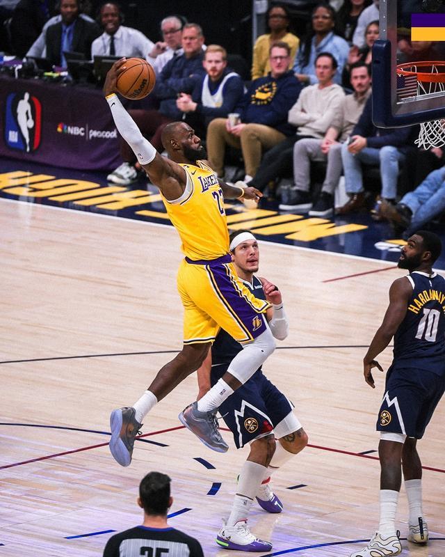 准三双+末节单臂战斧暴扣，詹姆斯15中8得19分9板8助，正负值+13