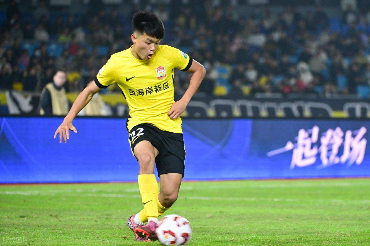 深圳截胡失败，上港队正式官宣杨希加盟，未来将挑大梁，值得期待